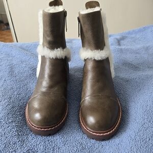 NWOT ​UGG Brown Leather Shearling Ankle Boots Side Zip Lug Sole Size 4 / US 5